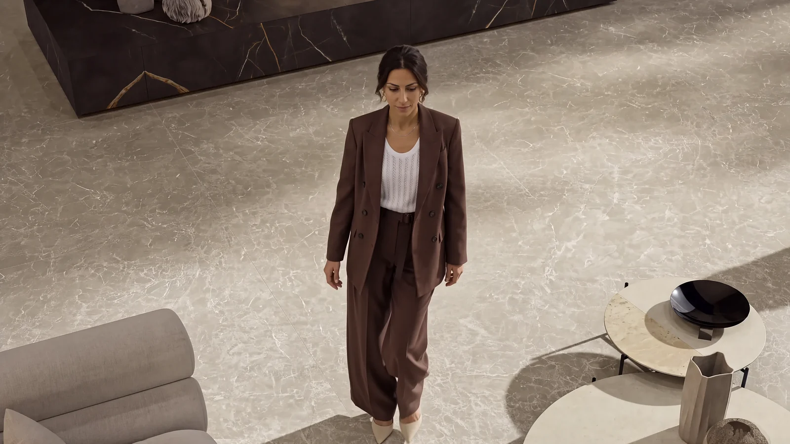 Vittoria Rinaldi nel living Marvel Next, fotogramma della scena animata vista dall’alto