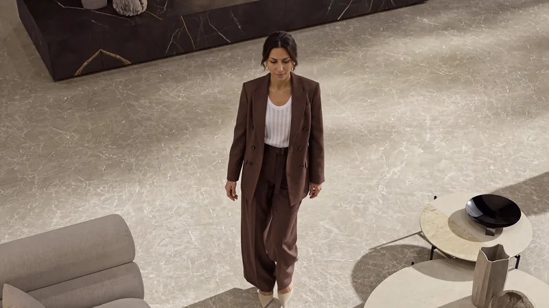 Vittoria Rinaldi nel living Marvel Next, fotogramma della scena animata vista dall’alto