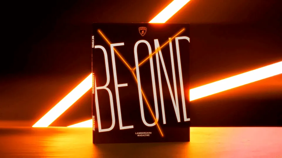 Copertina del libro Beyond: lettere chiare su sfondo scuro e due fasci di luce calda