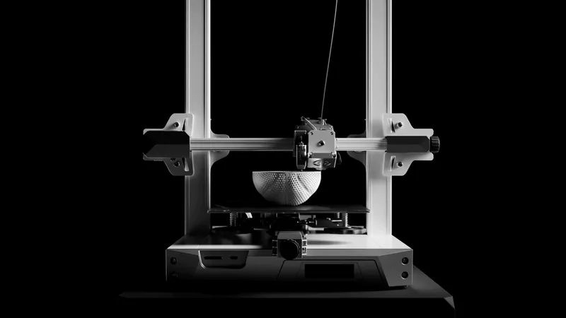 Una stampante 3D che stampa una ciotola traforata, su fondo nero