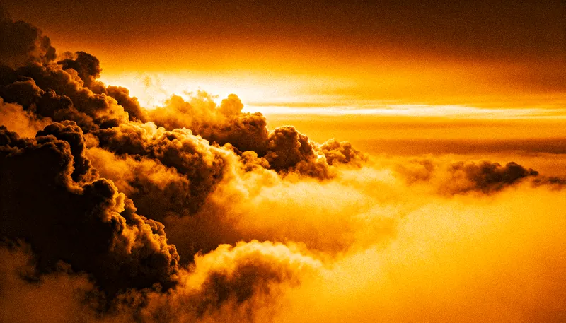 Un mare di nuvole al tramonto, in toni ambra