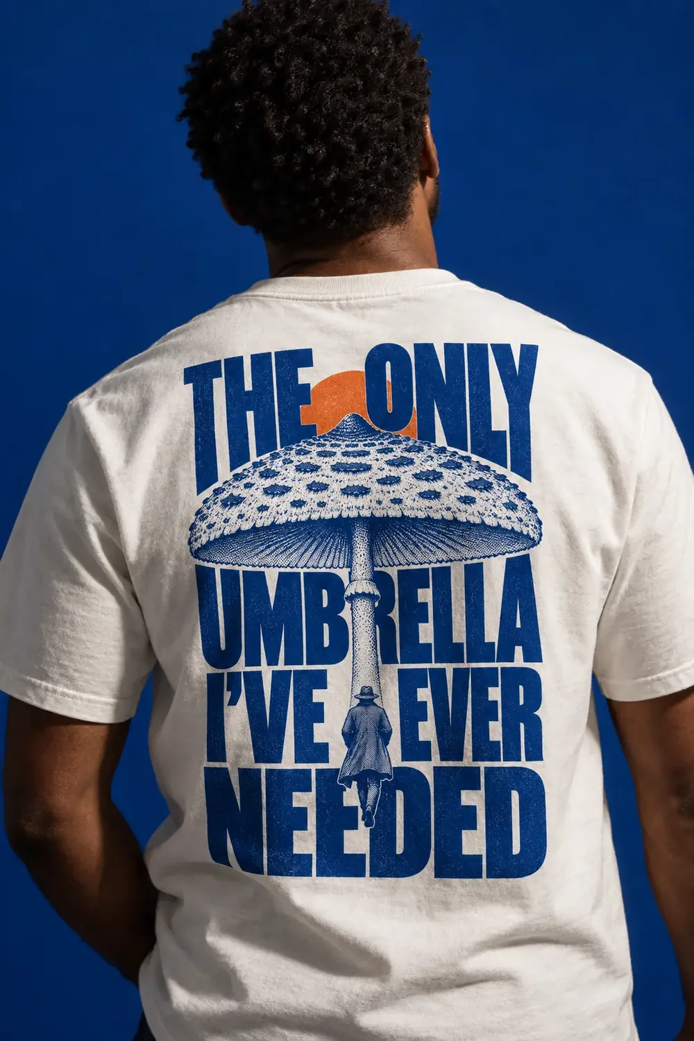 Maglia vista da dietro con la grafica The Only Umbrella I've Ever Needed: un fungo a forma di ombrello