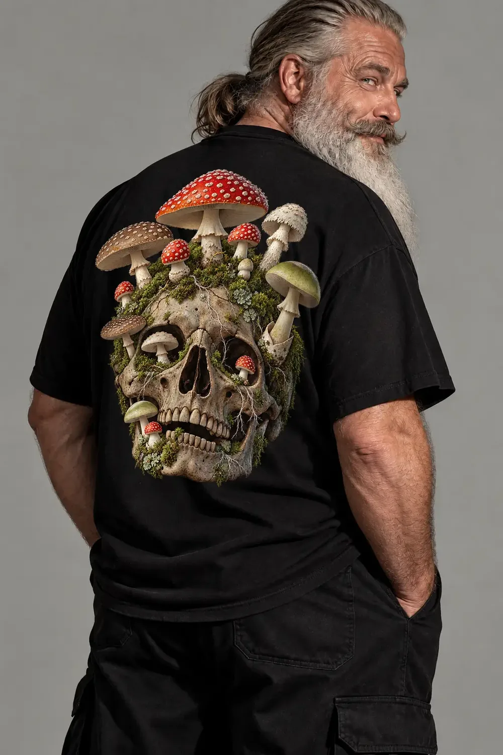 Uomo visto da dietro con una maglia nera e la grafica di un teschio ricoperto di funghi, Memento Mori